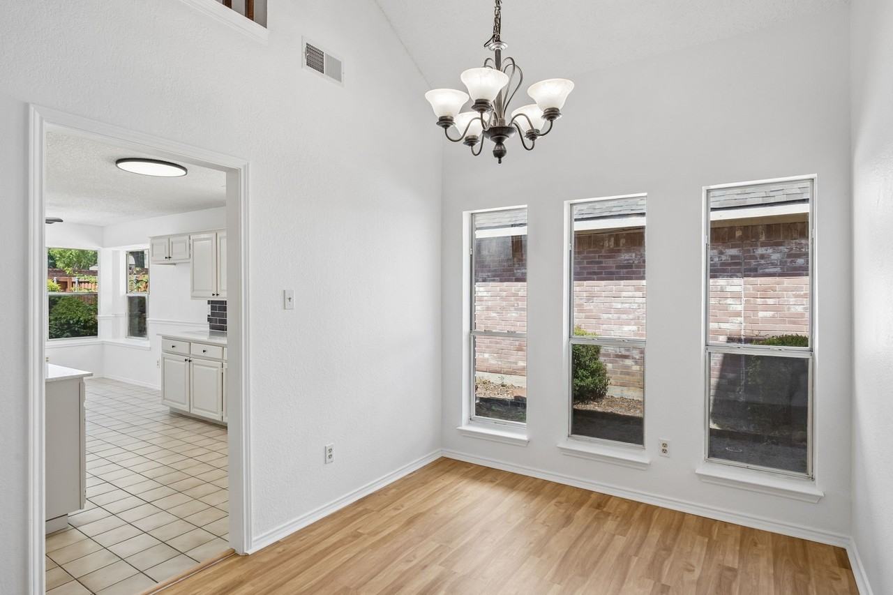 537 Raintree Cir - Photo 5 of 31