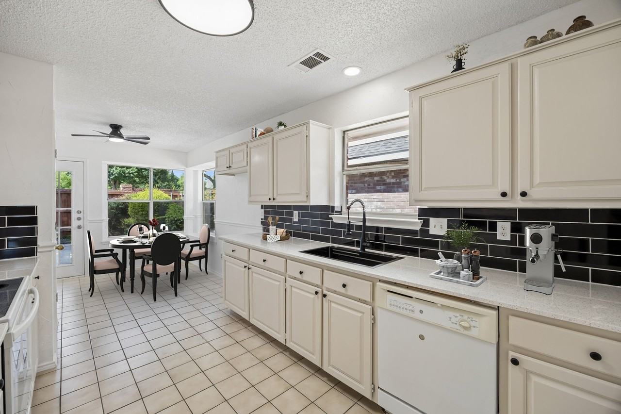537 Raintree Cir - Photo 7 of 31