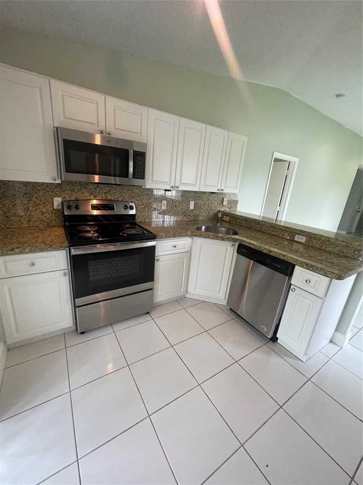 1810 Sw 114th Ter - Photo 3 of 19
