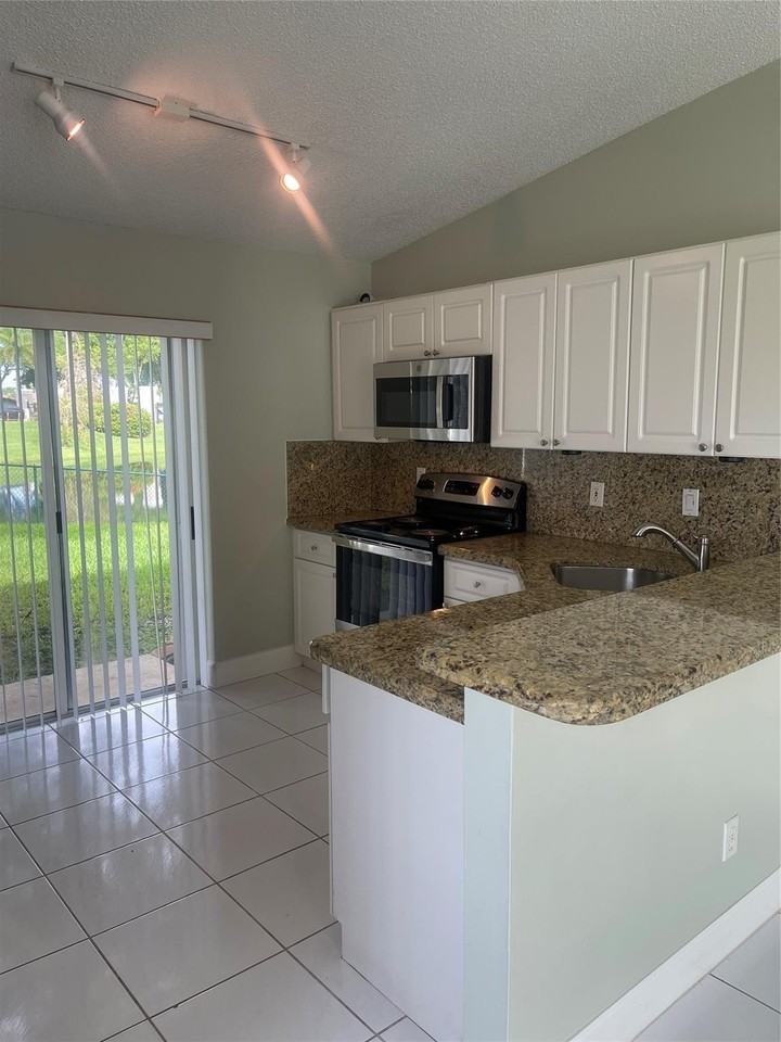 1810 Sw 114th Ter - Photo 4 of 19