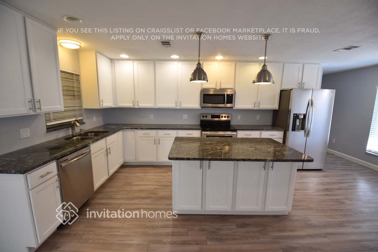 2363 Ambrose Ln - Photo 4 of 15
