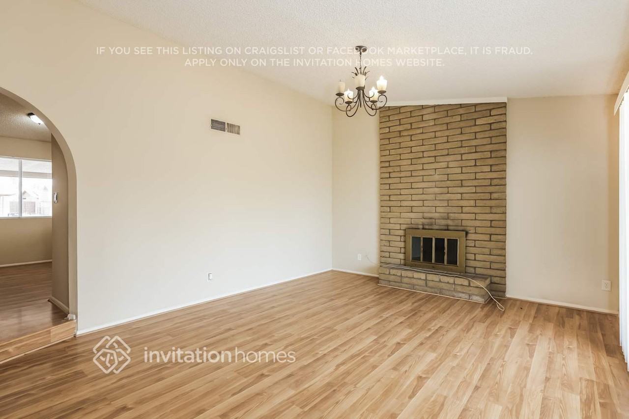 1643 W Muriel Dr - Photo 3 of 9