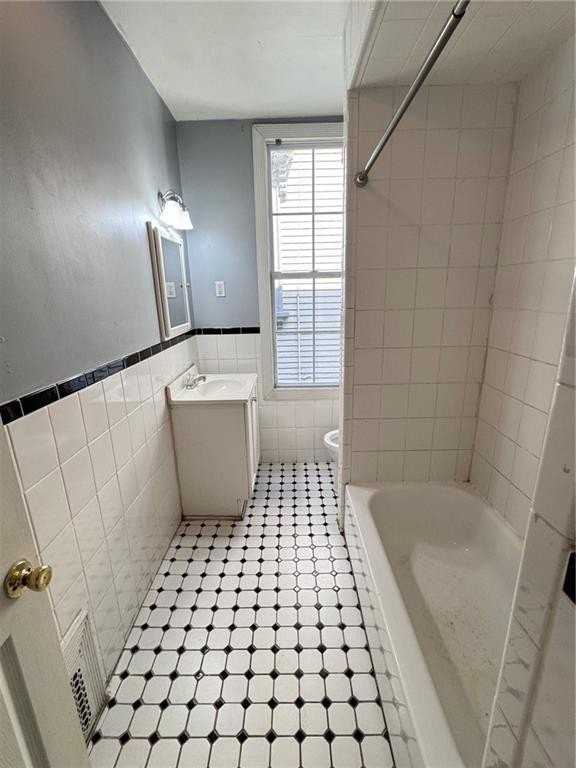 1402 Westminster St #2R - Photo 6 of 9