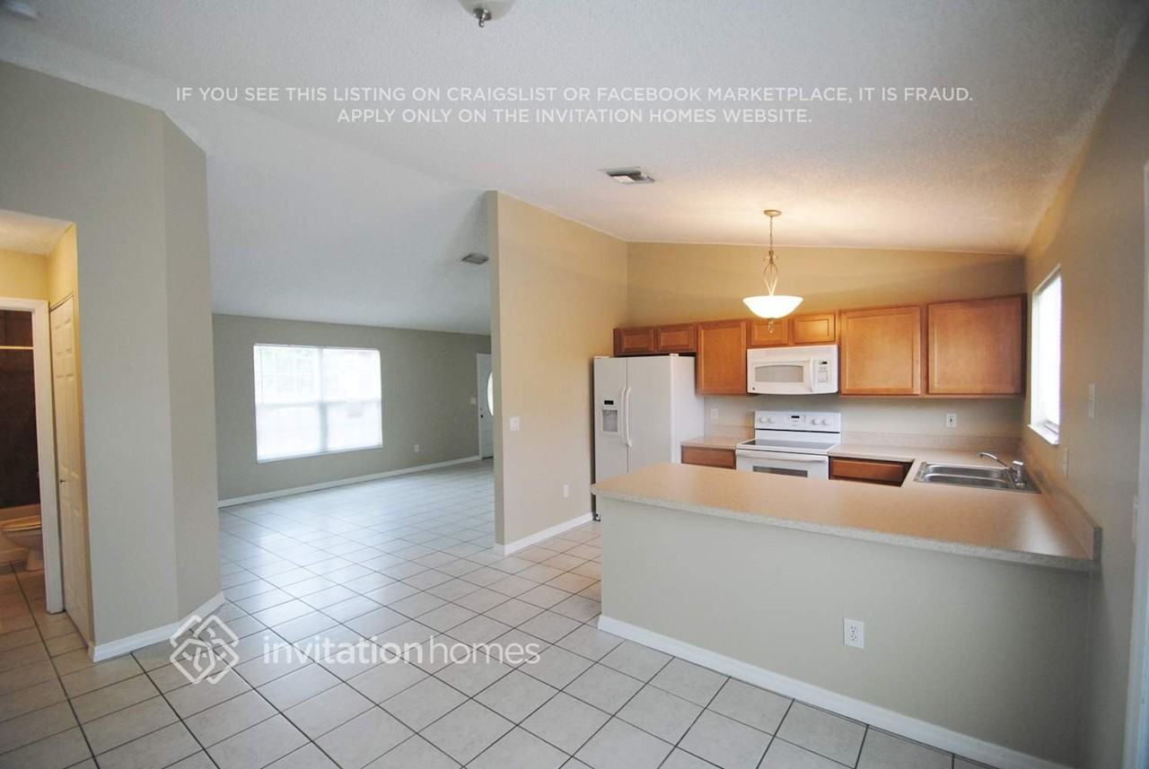 1582 Wyoming Dr Se - Photo 3 of 9
