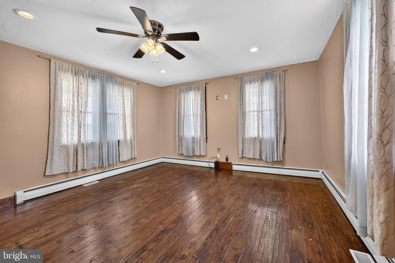 2424 Main Rd - Photo 4 of 20