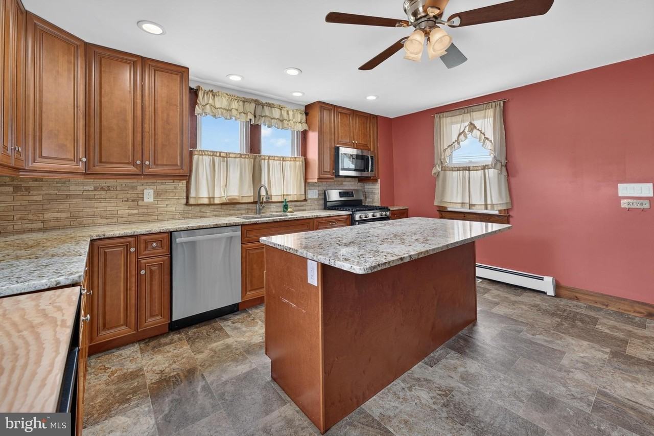 2424 Main Rd - Photo 7 of 20