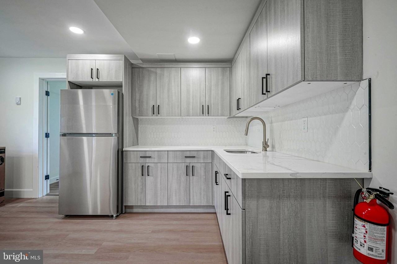 21 & 23 HARDING Avenue - Photo 7 of 43