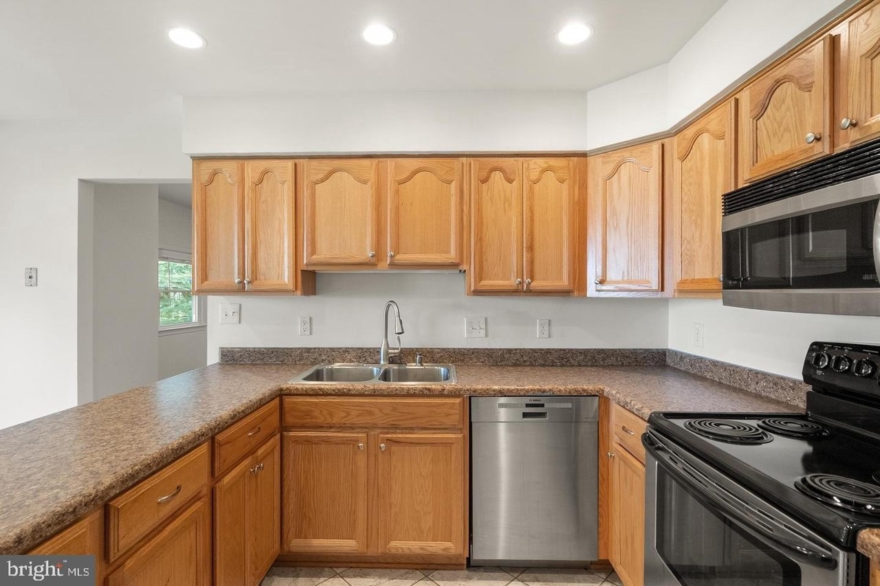 8902 Huxley Ct - Photo 7 of 50