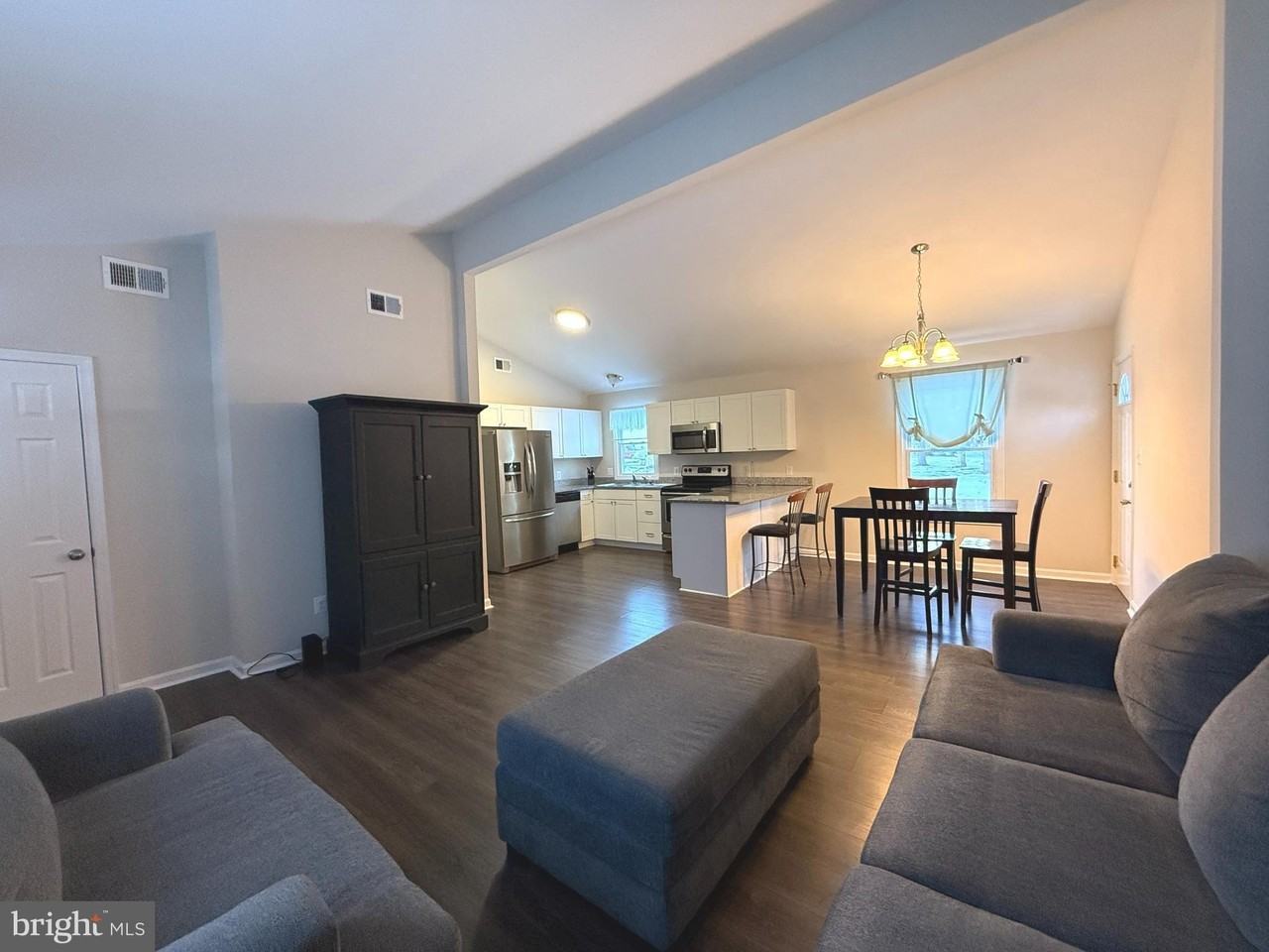 1238 Lakeview Pkwy - Photo 6 of 12