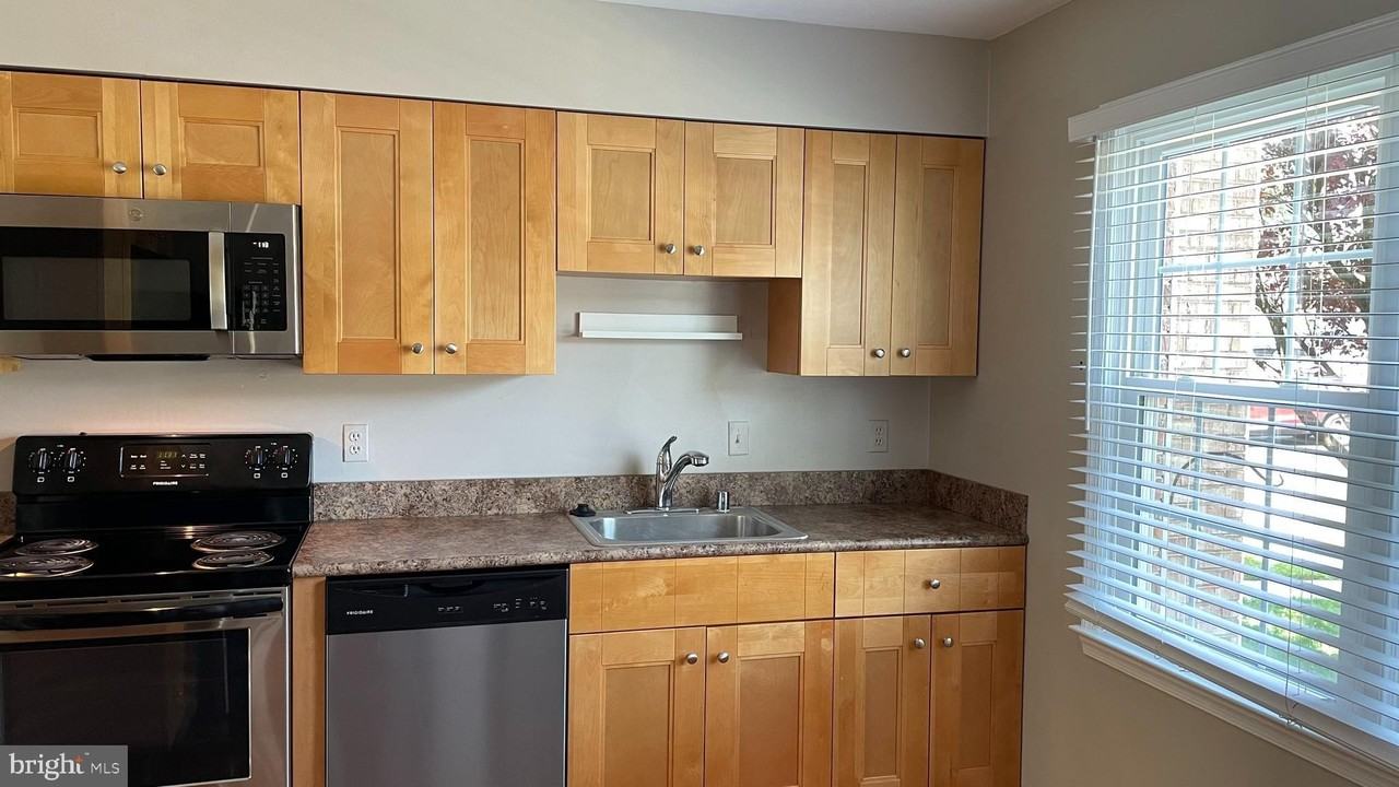 2893 Seminole Rd - Photo 3 of 20