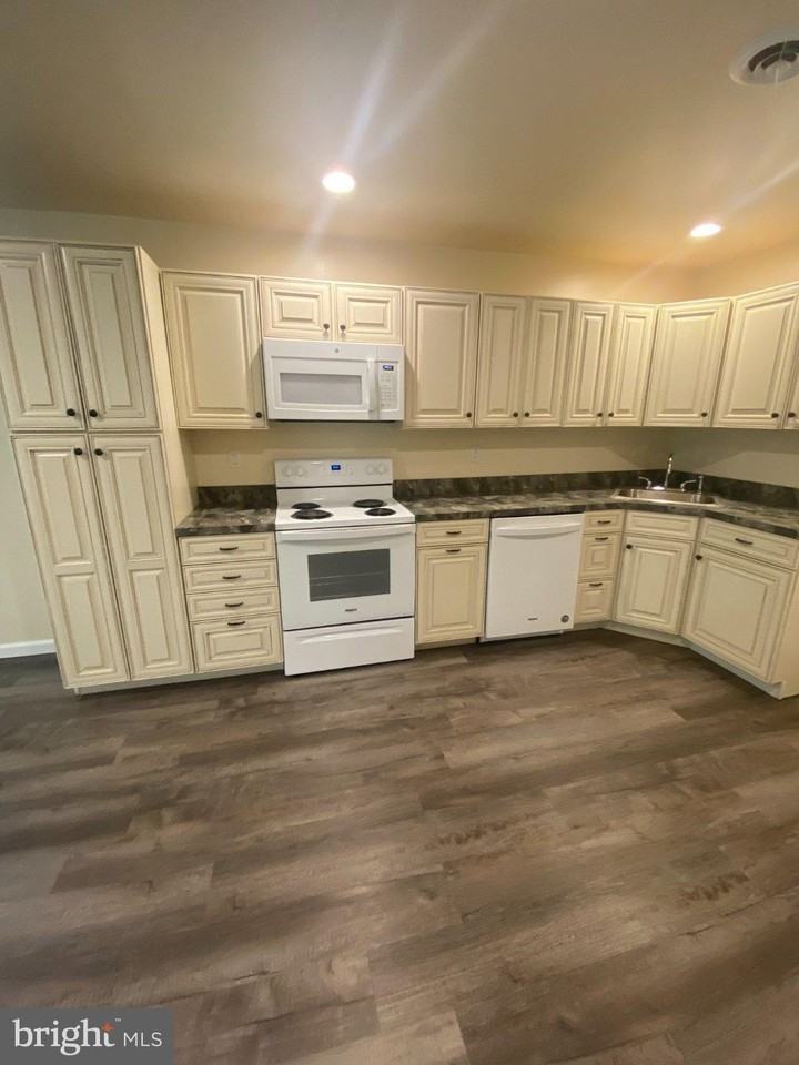 65 Woods Edge Rd #9 - Photo 4 of 12