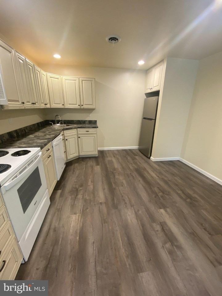 65 Woods Edge Rd #9 - Photo 5 of 12