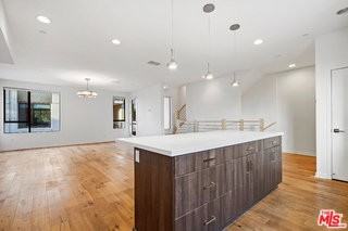 1427 1/2 Waterloo St - Photo 7 of 8