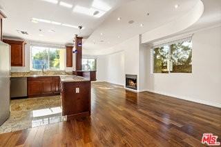 632 N Kings Rd #101 - Photo 2 of 8