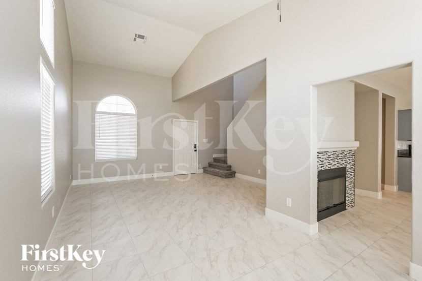 817 Fort Mandan Ct - Photo 2 of 15