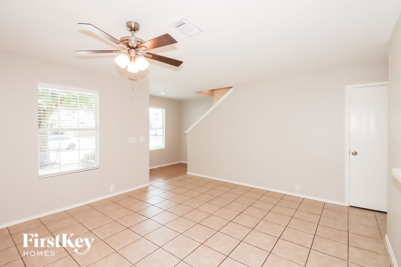 802 Eagles Glide Dr - Photo 3 of 15
