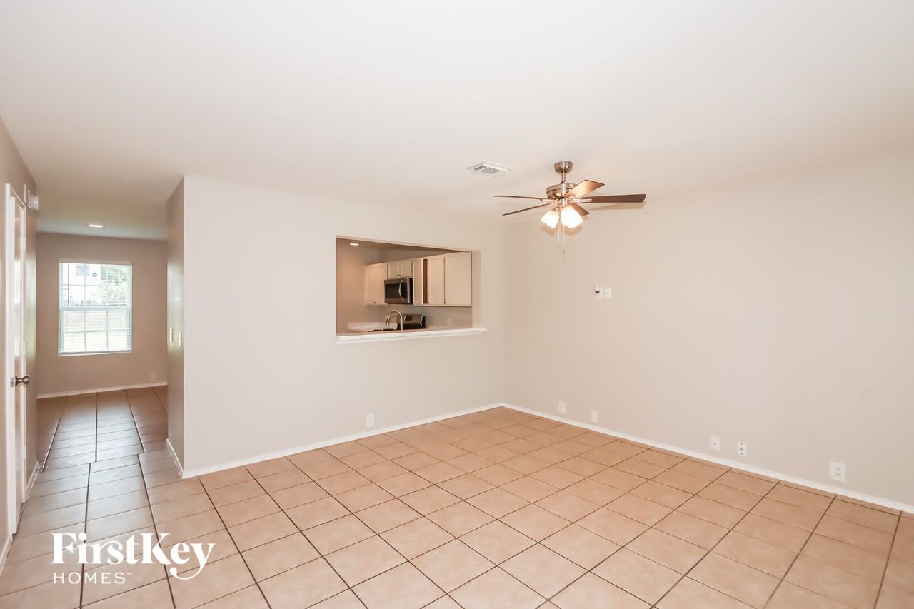 802 Eagles Glide Dr - Photo 4 of 15