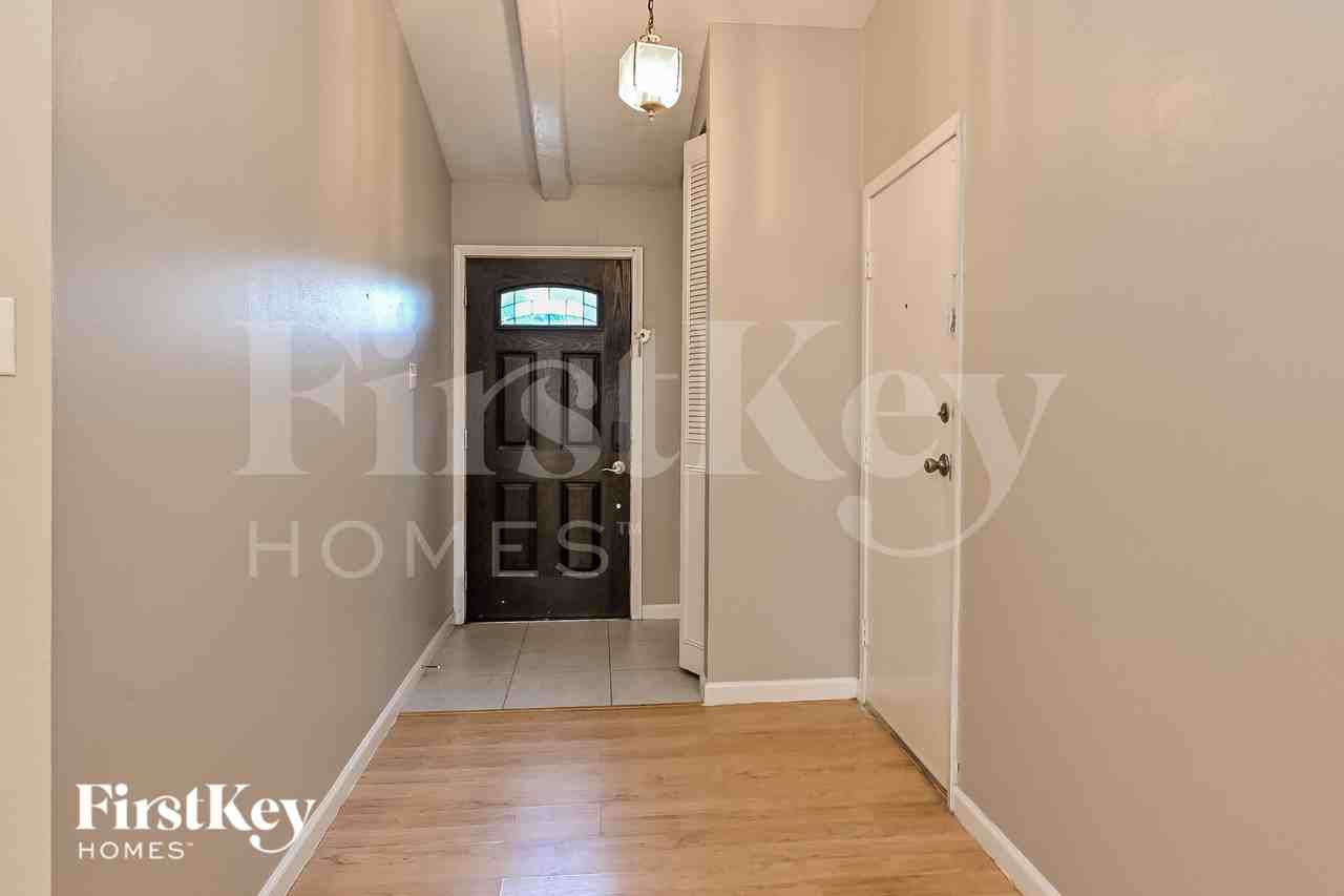 2707 Wood River Dr - Photo 2 of 16