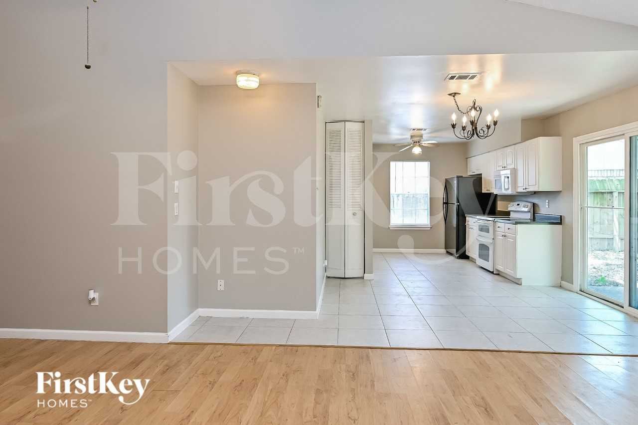 2707 Wood River Dr - Photo 4 of 16