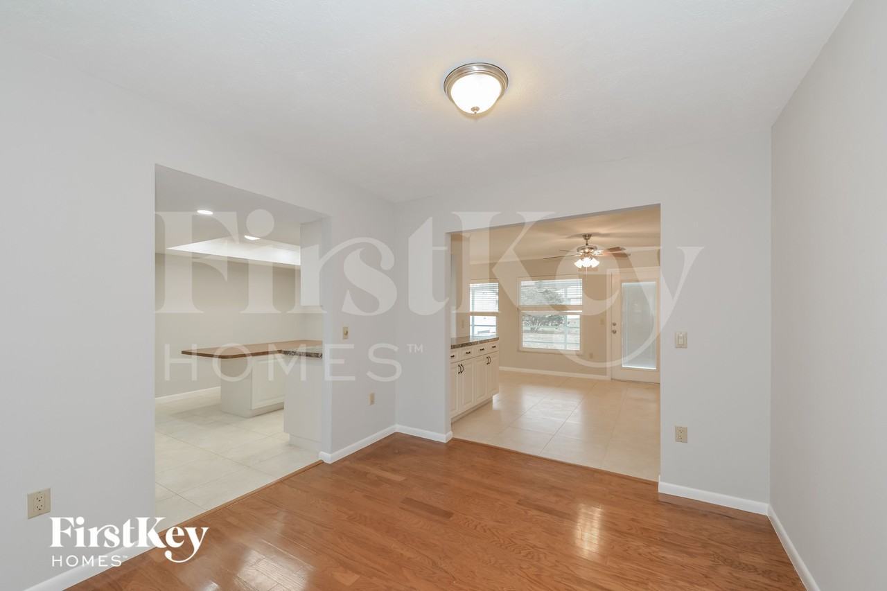 560 Donora St - Photo 3 of 15