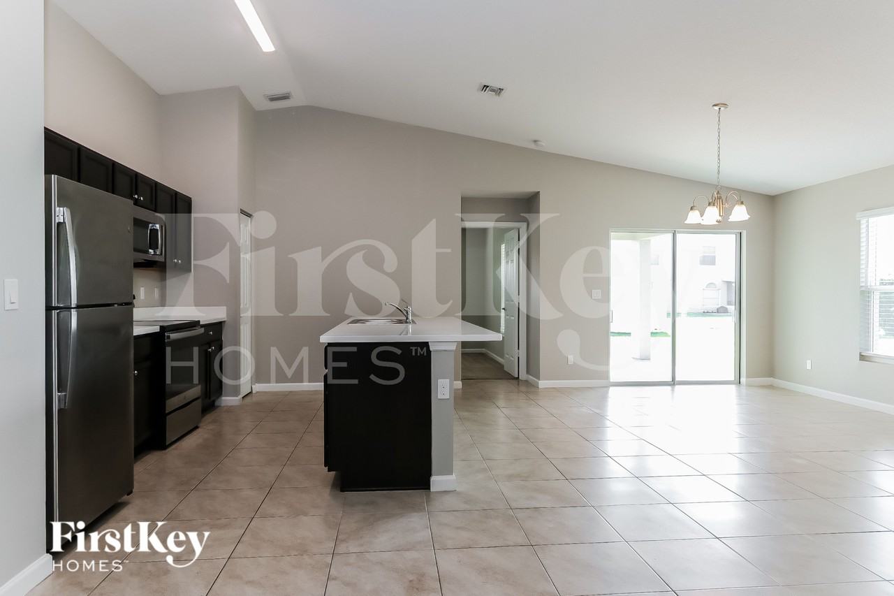 4275 Sw Utterback St - Photo 5 of 16