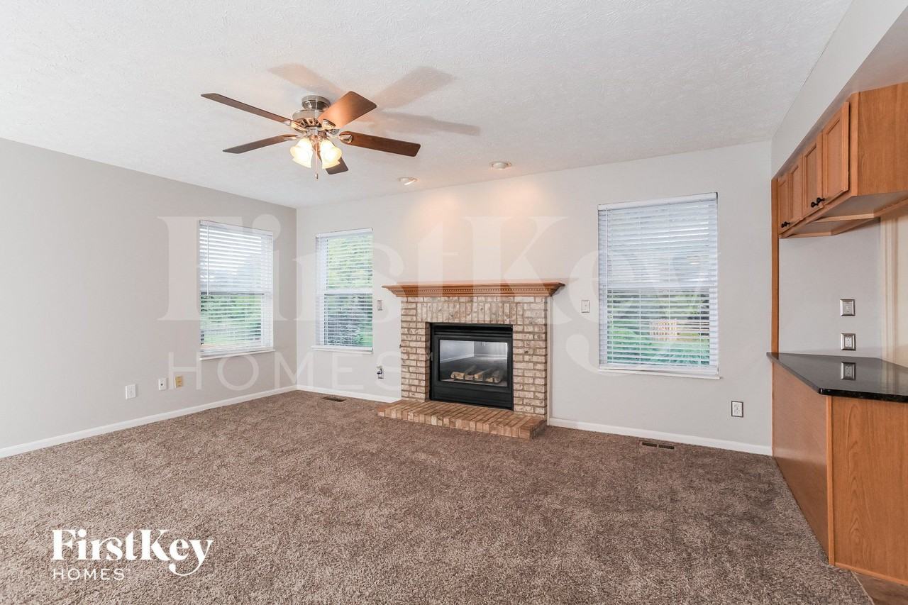 6278 Maple Grv - Photo 3 of 15