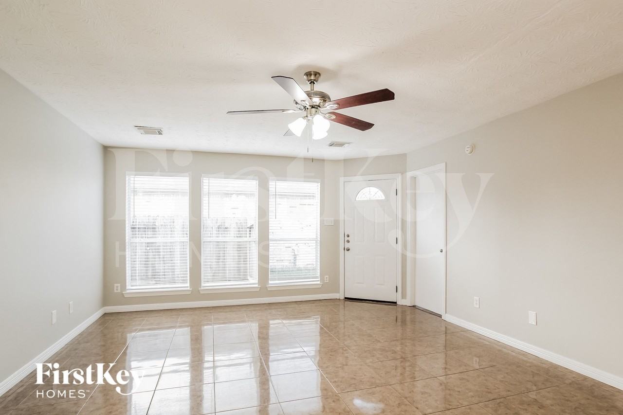 3218 Red Cedar Dr - Photo 4 of 15