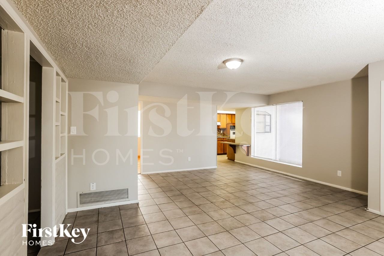 9047 N 36th Dr - Photo 3 of 15