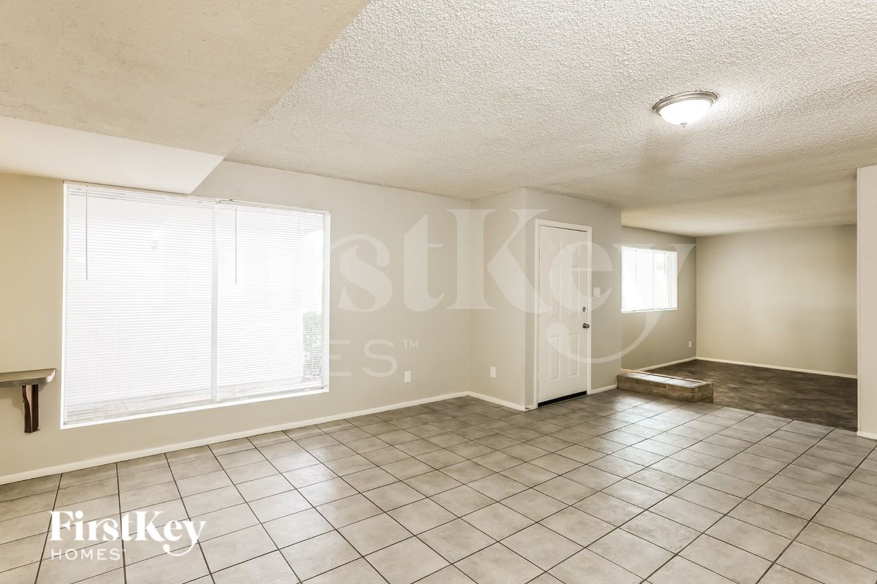 9047 N 36th Dr - Photo 4 of 15