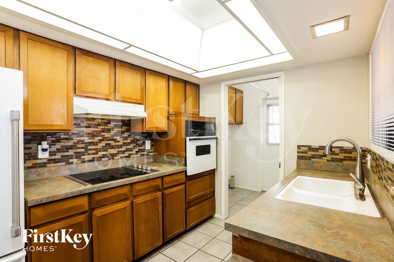 9047 N 36th Dr - Photo 5 of 15