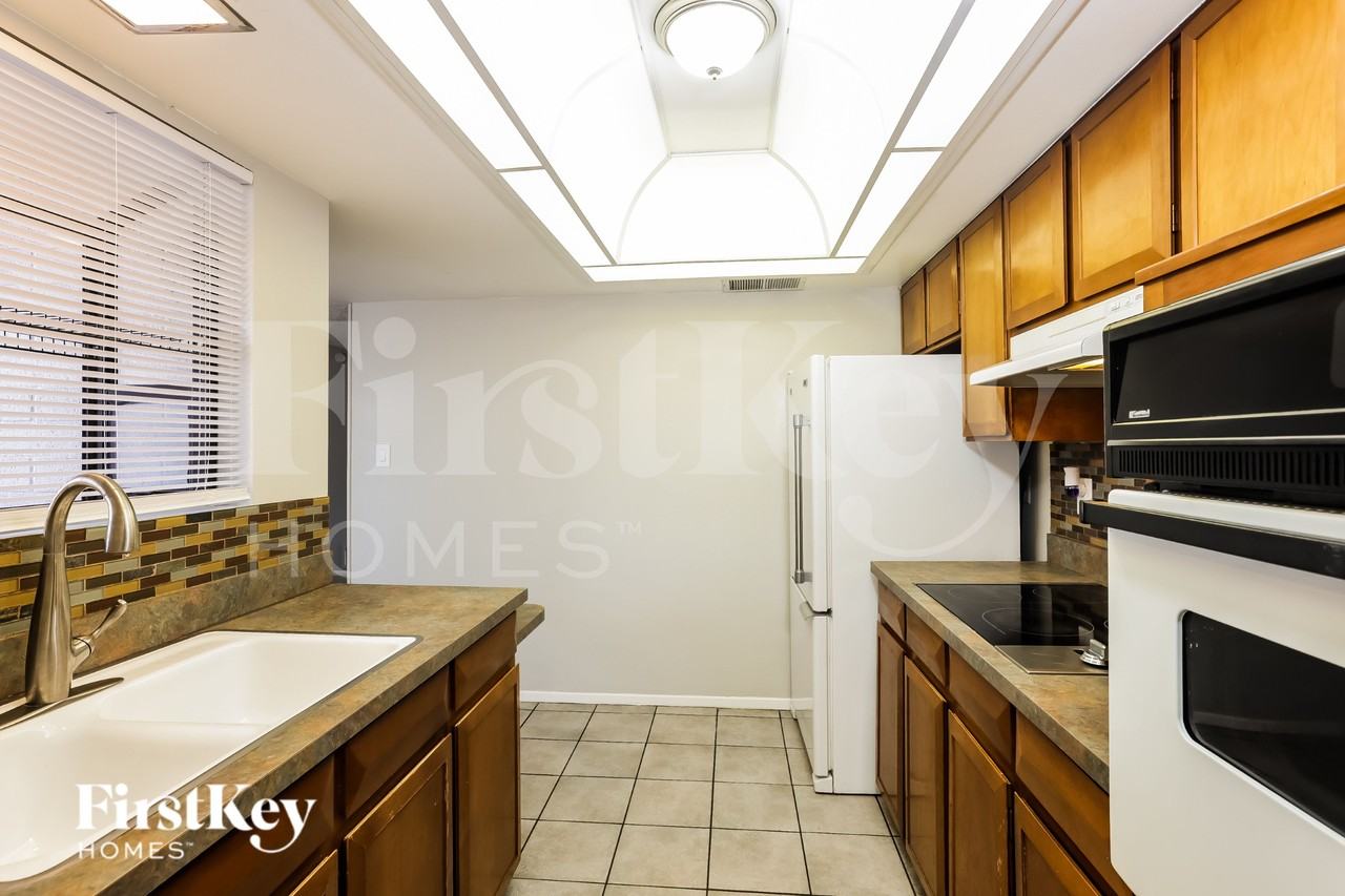 9047 N 36th Dr - Photo 6 of 15