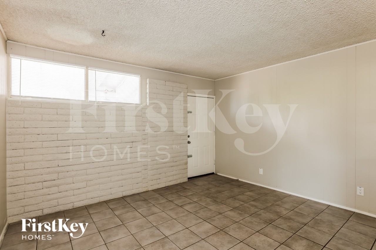 9047 N 36th Dr - Photo 7 of 15