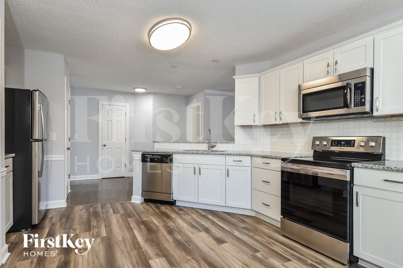 5620 Poplar Hill Ct - Photo 6 of 15