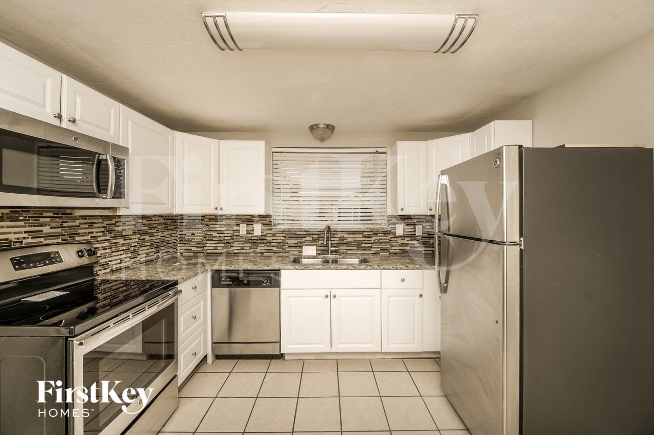 8215 Winthrop Dr - Photo 4 of 16