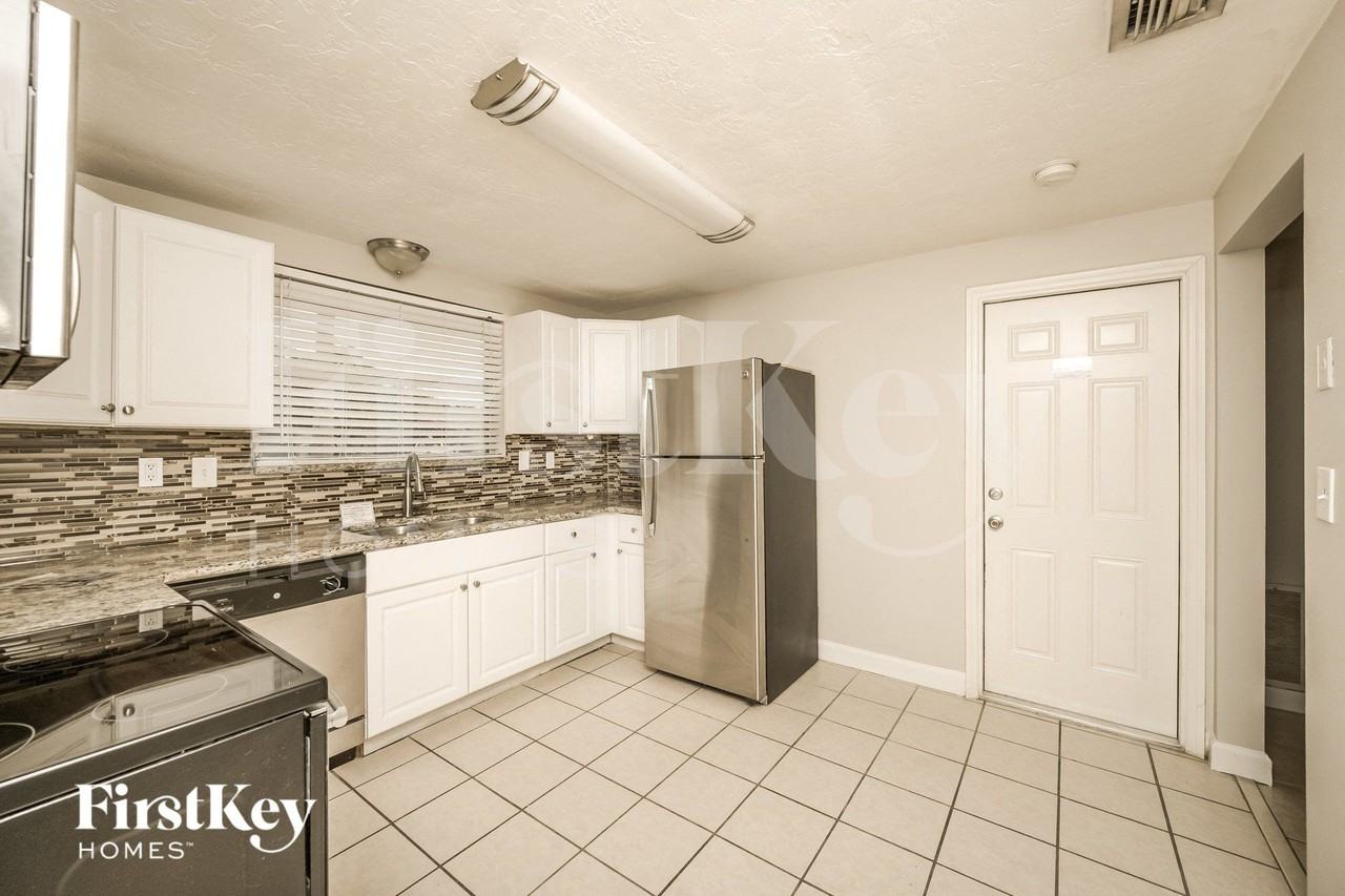 8215 Winthrop Dr - Photo 5 of 16