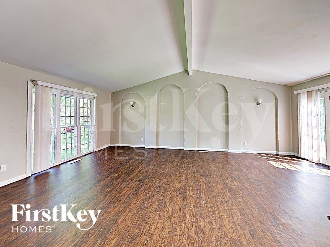 8 Deerpath Dr - Photo 3 of 16