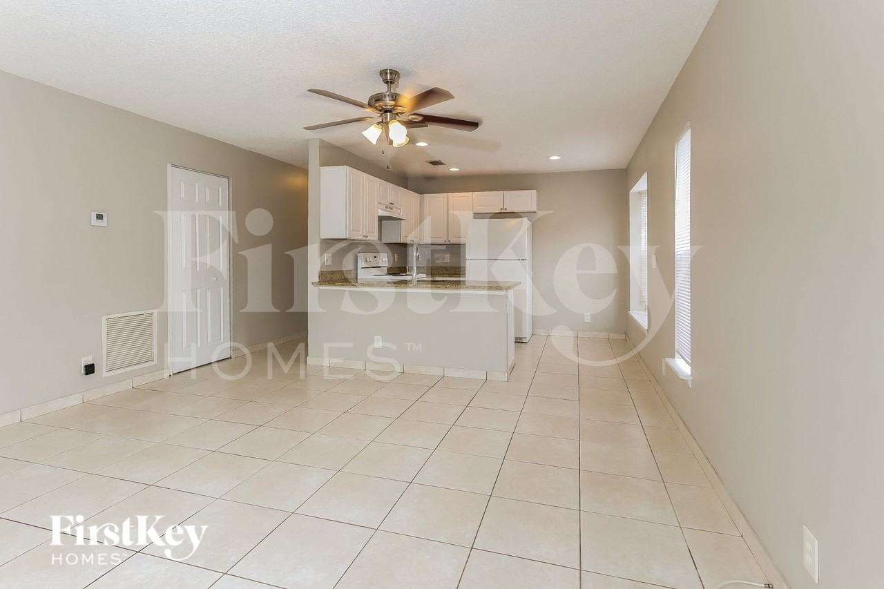 5709 Boynton Cres - Photo 4 of 16
