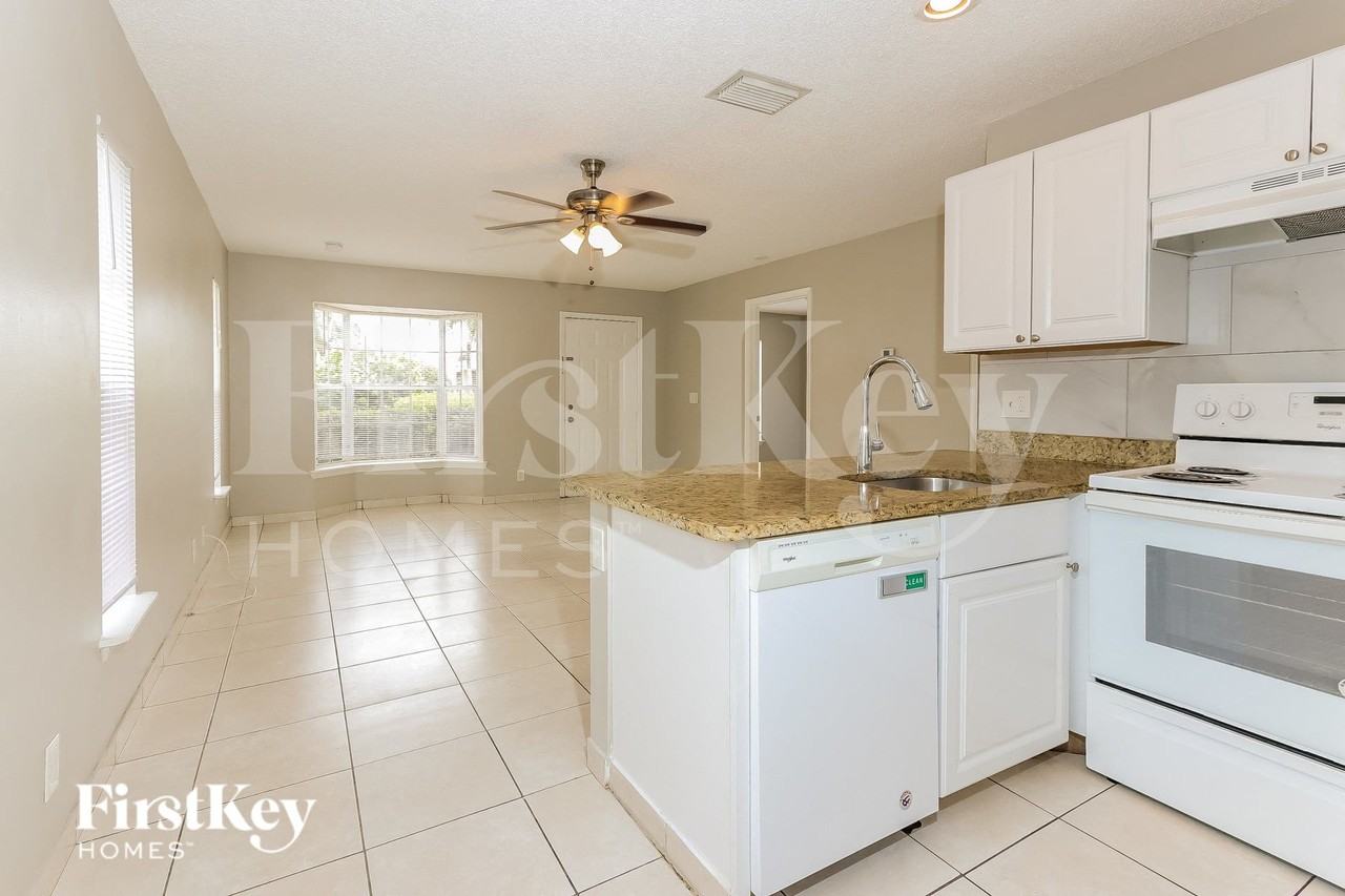 5709 Boynton Cres - Photo 7 of 16