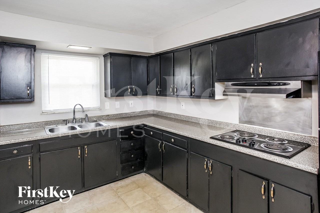 5564 Northland Rd - Photo 4 of 15