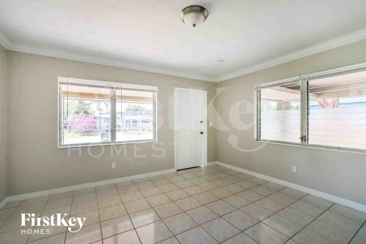 4810 Ne 8th Ave - Photo 4 of 16