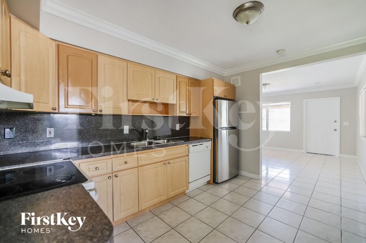 4810 Ne 8th Ave - Photo 6 of 16