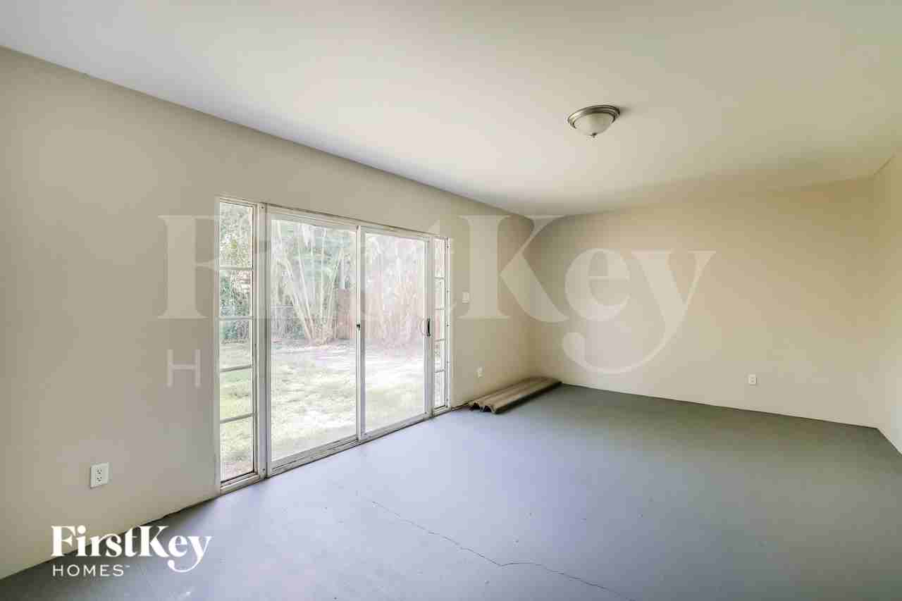 4810 Ne 8th Ave - Photo 7 of 16