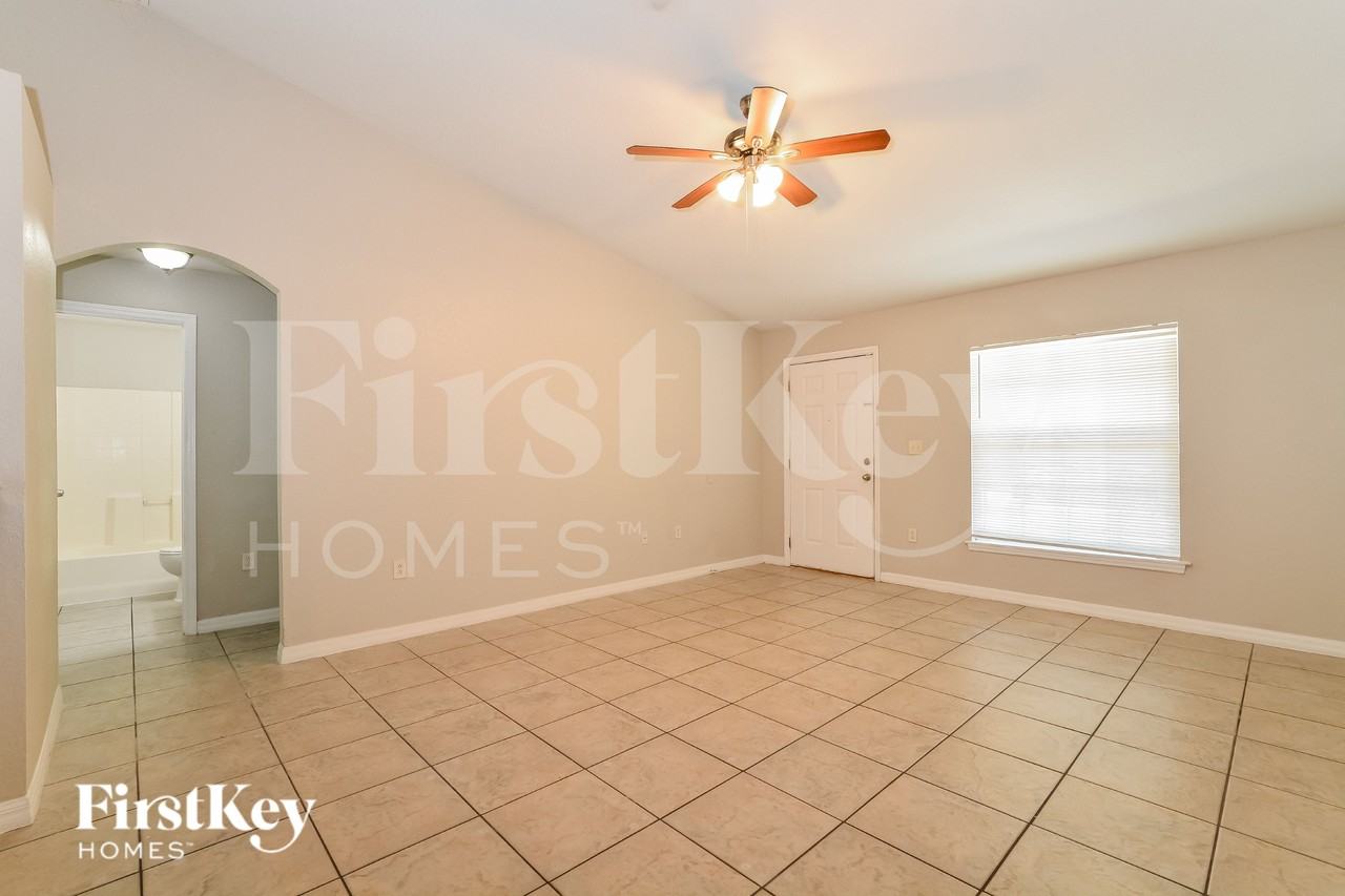2657 Bentley Dr - Photo 4 of 16