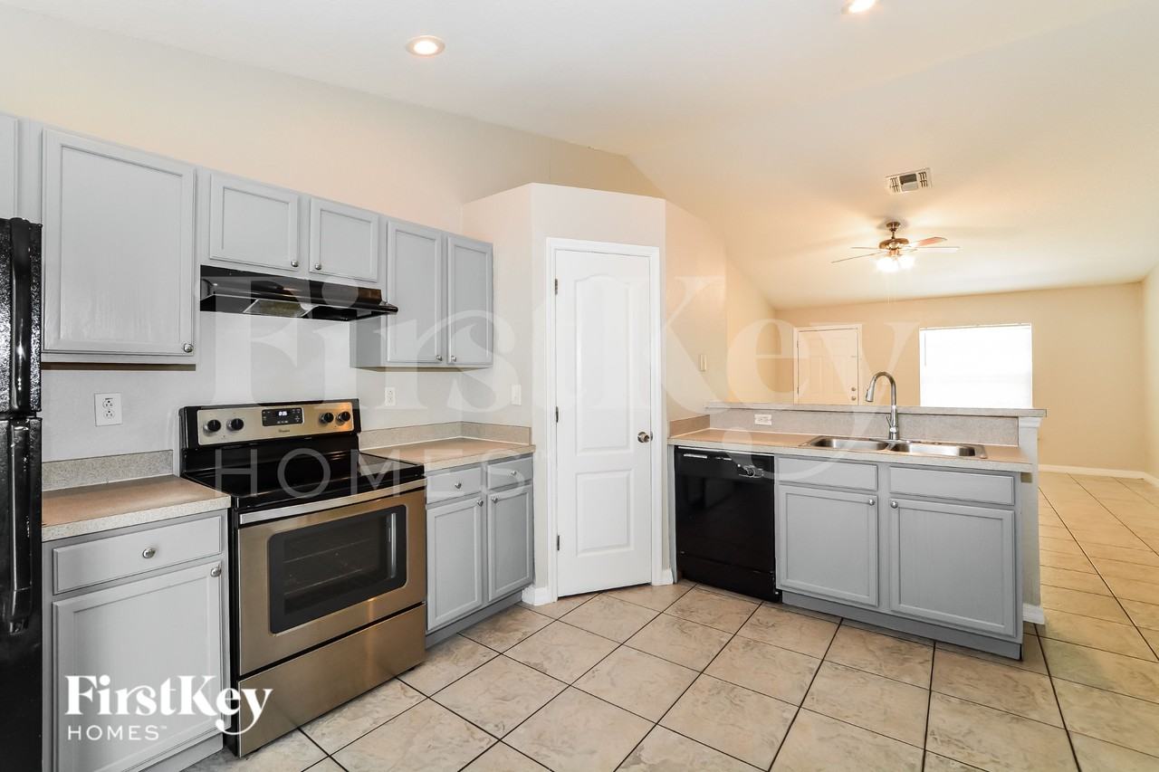 2657 Bentley Dr - Photo 5 of 16