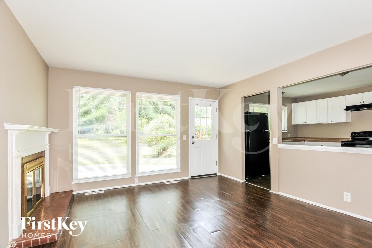 2415 Greenbriar Dr - Photo 3 of 16