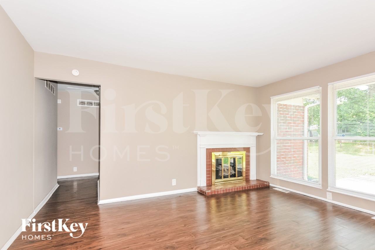 2415 Greenbriar Dr - Photo 4 of 16