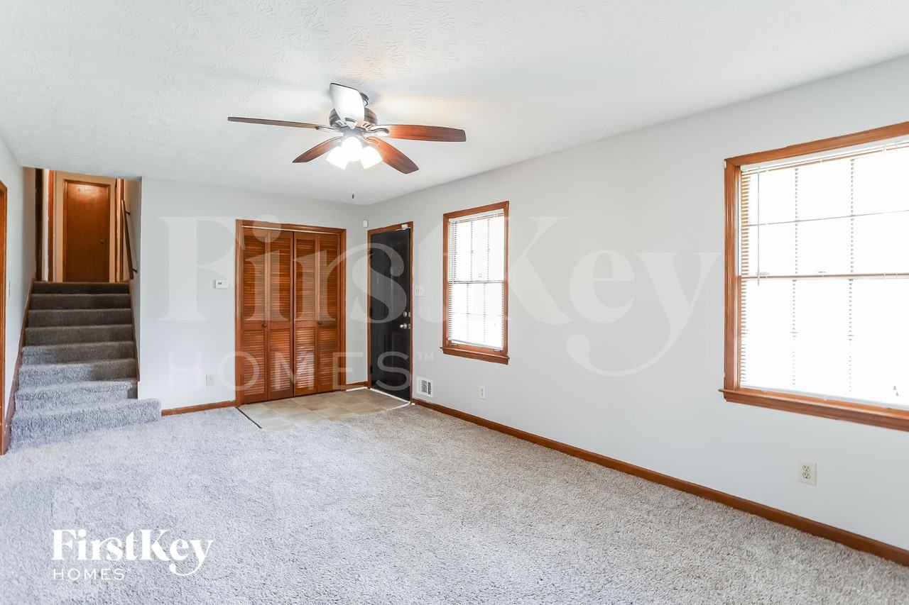 240 Summerwood Ln - Photo 2 of 18