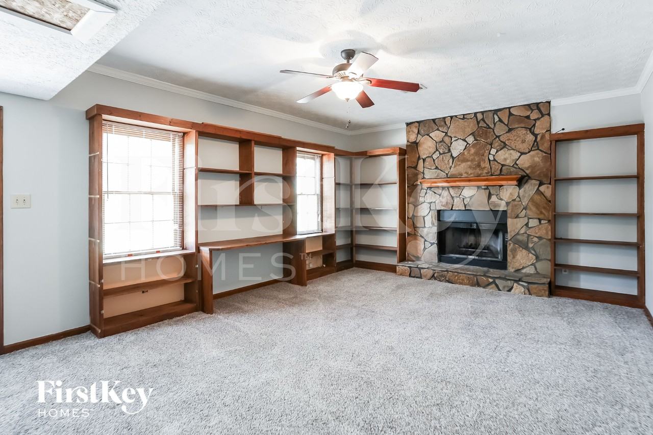 240 Summerwood Ln - Photo 4 of 18