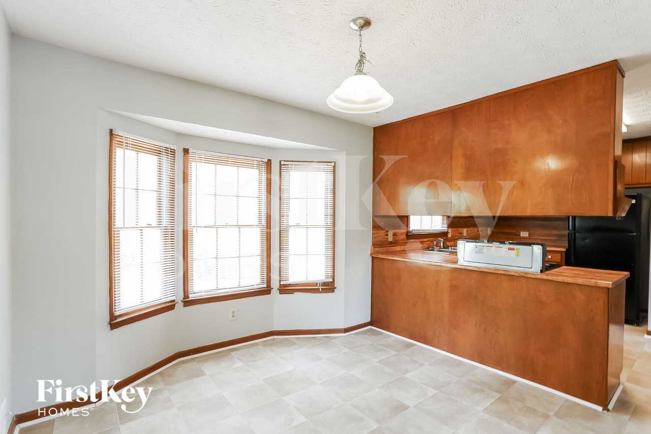 240 Summerwood Ln - Photo 7 of 18