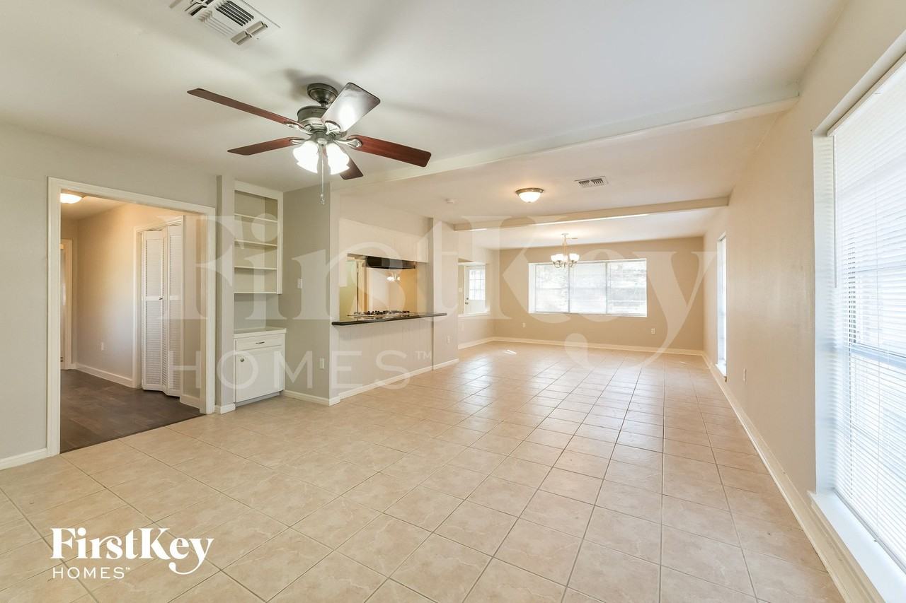 214 Oakwood Dr - Photo 3 of 15